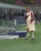 告别！穆勒踢完拜仁生涯最后一场欧冠，赛后向球迷鼓掌致意